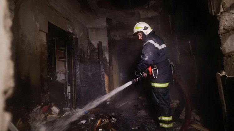 Um bombeiro trabalha no local de um pr&eacute;dio de apartamentos atingido por um ataque de drone russo, em meio ao ataque da R&uacute;ssia &agrave; Ucr&acirc;nia, em Kharkiv, Ucr&acirc;nia, em 24 de janeiro de 2026. REUTERS/Sofiia Gatilova
