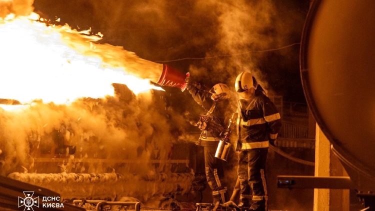 Bombeiros trabalham no local de um ataque com drone e m&iacute;ssil russo, em meio ao ataque da R&uacute;ssia &agrave; Ucr&acirc;nia, em Kiev, Ucr&acirc;nia, nesta imagem divulgada em 24 de janeiro de 2026. Press service of the State Emergency Service of Ukraine in Kyiv/Handout via REUTERS 