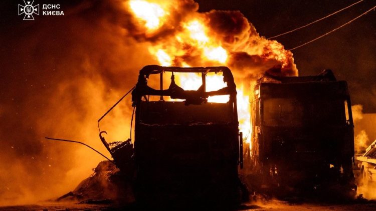 Caminh&otilde;es em chamas no local de um ataque com drones e m&iacute;sseis russos, em meio ao ataque da R&uacute;ssia &agrave; Ucr&acirc;nia, em Kiev, Ucr&acirc;nia, nesta imagem divulgada em 24 de janeiro de 2026. Press service of the State Emergency Service of Ukraine in Kyiv/Handout via REUTERS .