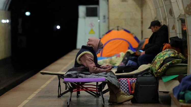 Pessoas se abrigam dentro de uma esta&ccedil;&atilde;o de metr&ocirc; durante um ataque russo com m&iacute;sseis e drones, em meio &agrave; ofensiva da R&uacute;ssia contra a Ucr&acirc;nia, em Kiev, Ucr&acirc;nia, em 24 de janeiro de 2026. REUTERS/Yan Dobronosov