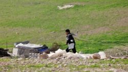 La huída de un beduino por la violencia y presiones de los colonos israelíes en Ein al-Auja en Cisgiordania 