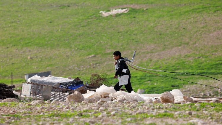 La huída de un beduino por la violencia y presiones de los colonos israelíes en Ein al-Auja en Cisgiordania 