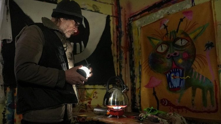 O artista ucraniano Oleksandr Liapin, de 70 anos, ferve &aacute;gua em seu est&uacute;dio usando um fogareiro a g&aacute;s de camping durante um apag&atilde;o ap&oacute;s infraestruturas civis cr&iacute;ticas terem sido atingidas por recentes ataques russos com m&iacute;sseis e drones, em meio ao ataque da R&uacute;ssia &agrave; Ucr&acirc;nia, em Kiev, Ucr&acirc;nia, 25 de janeiro de 2026. REUTERS/Anna Voitenko