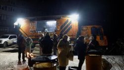 Residenti di Kyiv in coda per le bevande calde fornite da veterani