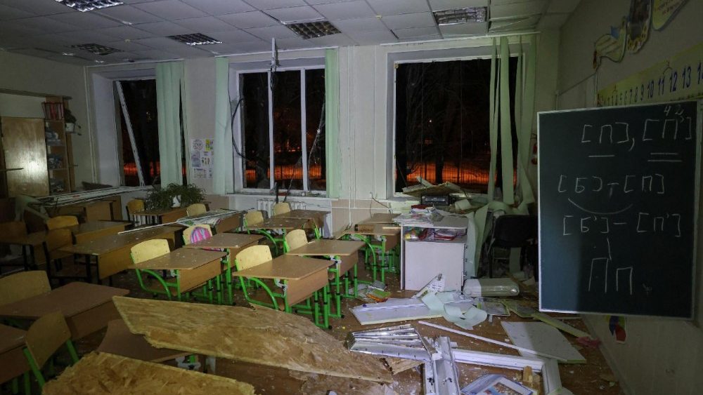 Uma sala de aula dentro de um prédio escolar atingido por mísseis russos no final da noite, em meio ao ataque da Rússia à Ucrânia, em Kharkiv, Ucrânia, 26 de janeiro de 2026. REUTERS/Vyacheslav Madiyevskyy TPX IMAGES OF THE DAY