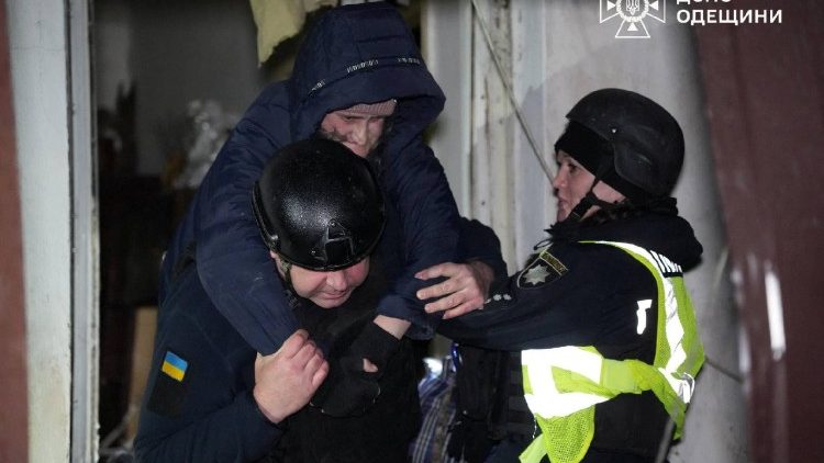 Um socorrista carrega um morador de um pr&eacute;dio de apartamentos atingido durante ataques russos noturnos, em meio ao ataque da R&uacute;ssia &agrave; Ucr&acirc;nia, em Odessa, Ucr&acirc;nia, em 27 de janeiro de 2026. Press service of the State Emergency Service of Ukraine in Odesa region/Handout via REUTERS 
