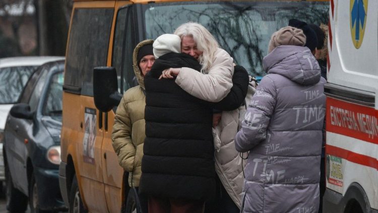 Moradores reagem ap&oacute;s equipes de resgate encontrarem o corpo de uma pessoa sob os escombros de um pr&eacute;dio atingido por drones russos durante a madrugada, em meio ao ataque da R&uacute;ssia a Odessa, Ucr&acirc;nia, em 27 de janeiro de 2026. REUTERS/Nina Liashonok
