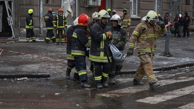 Socorristas carregam uma sacola com o corpo de uma pessoa encontrado sob os escombros de um pr&eacute;dio de apartamentos atingido por drones russos durante a noite, em meio ao ataque da R&uacute;ssia a Odessa, Ucr&acirc;nia, em 27 de janeiro de 2026. REUTERS/Nina Liashonok
