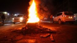 Un check point presidiato da volontari delle forze curde nella città di Qamishli in Siria