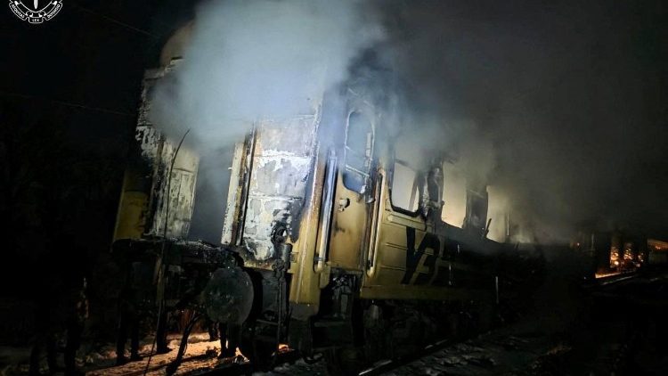 Fuma&ccedil;a sobe de um vag&atilde;o de um trem de passageiros atingido por um ataque de drone russo, em meio ao ataque da R&uacute;ssia &agrave; Ucr&acirc;nia, na regi&atilde;o de Kharkiv, Ucr&acirc;nia, 27 de janeiro de 2026. Servi&ccedil;o de imprensa da Procuradoria Regional de Kharkiv/Divulga&ccedil;&atilde;o via REUTERS