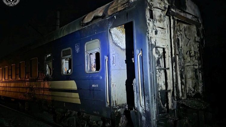 Um vag&atilde;o de um trem de passageiros atingido por um ataque de drone russo permanece danificado, em meio ao ataque da R&uacute;ssia &agrave; Ucr&acirc;nia, na regi&atilde;o de Kharkiv, Ucr&acirc;nia, em 27 de janeiro de 2026. Foto: Assessoria de Imprensa da Procuradoria Regional de Kharkiv/Divulga&ccedil;&atilde;o via REUTERS.