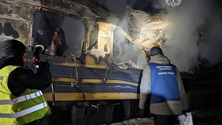Um promotor de crimes de guerra e um policial trabalham ao lado de um trem de passageiros atingido por um ataque de drone russo, em meio ao ataque da R&uacute;ssia &agrave; Ucr&acirc;nia, na regi&atilde;o de Kharkiv, Ucr&acirc;nia, em 27 de janeiro de 2026. (Foto: Assessoria de Imprensa da Procuradoria Regional de Kharkiv/Divulga&ccedil;&atilde;o via REUTERS)
