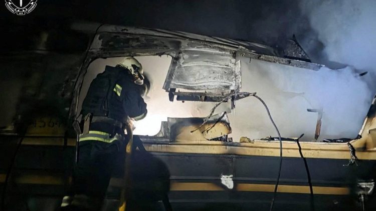 Um bombeiro trabalha para extinguir o inc&ecirc;ndio em um vag&atilde;o de um trem de passageiros atingido por um ataque de drone russo, em meio ao ataque da R&uacute;ssia &agrave; Ucr&acirc;nia, na regi&atilde;o de Kharkiv, Ucr&acirc;nia, em 27 de janeiro de 2026. Assessoria de imprensa da Procuradoria Regional de Kharkiv/Divulga&ccedil;&atilde;o via REUTERS.