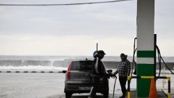 ಹೊಸ ಅಮೆರಿಕದ ಸುಂಕಗಳು ತೈಲ ಸರಬರಾಜನ್ನು ಮಿತಿಗೊಳಿಸಿರುವ ಹಿನ್ನೆಲೆಯಲ್ಲಿ, ಹವಾನಾದಲ್ಲಿ ಕ್ಯೂಬನ್ನರು ತಮ್ಮ ಕಾರುಗಳಿಗೆ ಪೆಟ್ರೋಲ್ ತುಂಬಿಸುತ್ತಿದ್ದಾರೆ.