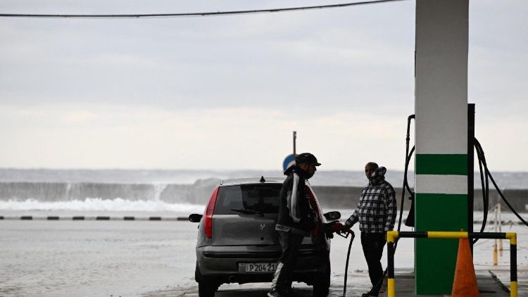ಹೊಸ ಅಮೆರಿಕದ ಸುಂಕಗಳು ತೈಲ ಸರಬರಾಜನ್ನು ಮಿತಿಗೊಳಿಸಿರುವ ಹಿನ್ನೆಲೆಯಲ್ಲಿ, ಹವಾನಾದಲ್ಲಿ ಕ್ಯೂಬನ್ನರು ತಮ್ಮ ಕಾರುಗಳಿಗೆ ಪೆಟ್ರೋಲ್ ತುಂಬಿಸುತ್ತಿದ್ದಾರೆ.