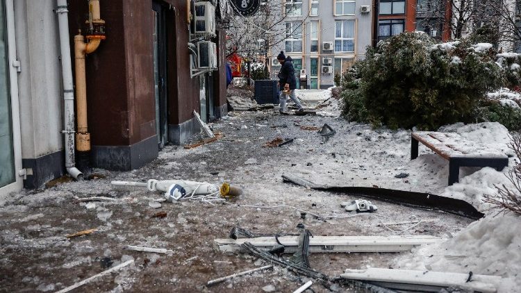 Um morador passa por um pr&eacute;dio de apartamentos atingido por drones russos durante a noite na cidade de Bilohorodka, em meio ao ataque da R&uacute;ssia &agrave; Ucr&acirc;nia, na regi&atilde;o de Kiev, Ucr&acirc;nia, em 28 de janeiro de 2026. REUTERS/Alina Smutko