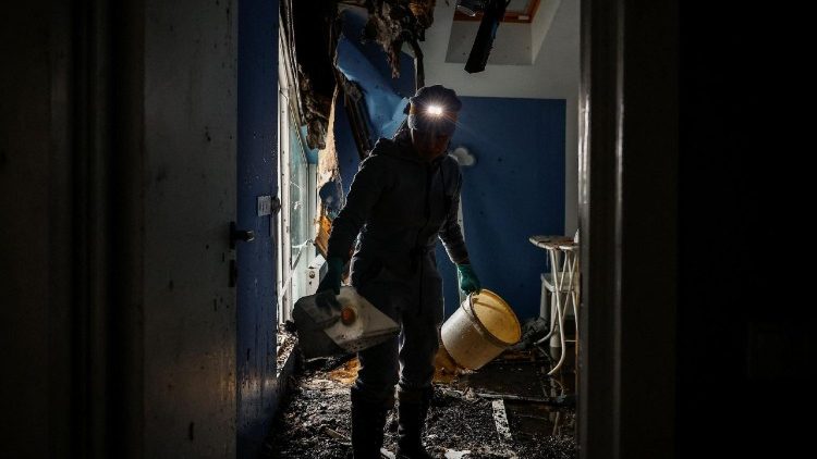 Uma mulher limpa os destro&ccedil;os de um c&ocirc;modo em um pr&eacute;dio de apartamentos, destru&iacute;do em ataques de drones russos durante a noite, na cidade de Bilohorodka, em meio ao ataque da R&uacute;ssia &agrave; Ucr&acirc;nia, na regi&atilde;o de Kiev, Ucr&acirc;nia, em 28 de janeiro de 2026. REUTERS/Alina Smutko