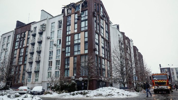 Um caminh&atilde;o de emerg&ecirc;ncia est&aacute; estacionado ao lado de um pr&eacute;dio de apartamentos atingido por drones russos durante a noite na cidade de Bilohorodka, em meio ao ataque da R&uacute;ssia &agrave; Ucr&acirc;nia, na regi&atilde;o de Kiev, Ucr&acirc;nia, em 28 de janeiro de 2026. REUTERS/Alina Smutko