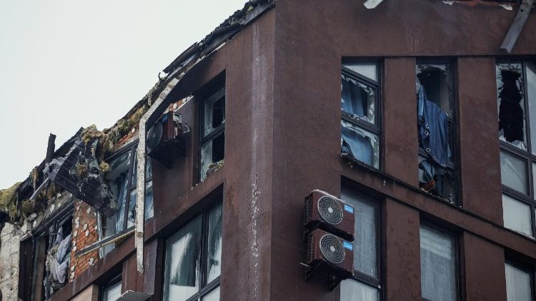 Fachada danificada de um pr&eacute;dio de apartamentos atingido por drones russos durante a noite na cidade de Bilohorodka, em meio ao ataque da R&uacute;ssia &agrave; Ucr&acirc;nia, na regi&atilde;o de Kiev, Ucr&acirc;nia, 28 de janeiro de 2026. REUTERS/Alina Smutko