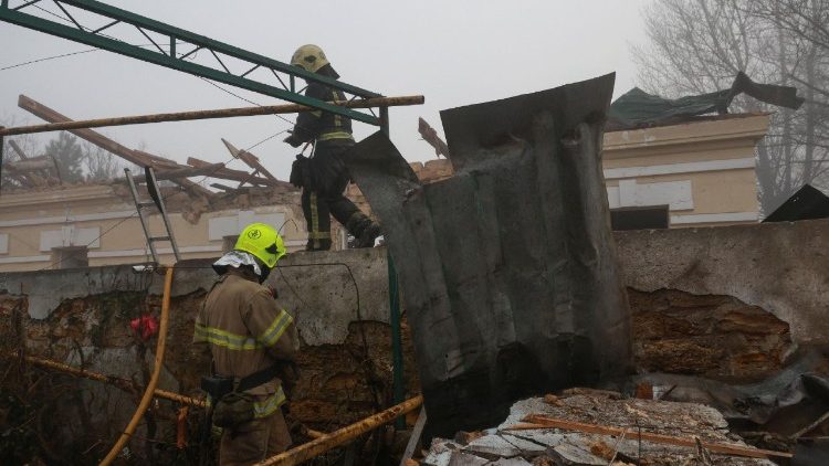 Bombeiros trabalham no complexo do Mosteiro da Dormi&ccedil;&atilde;o, atingido por um ataque de drone russo durante a noite, em meio &agrave; ofensiva da R&uacute;ssia contra a Ucr&acirc;nia, em Odessa, Ucr&acirc;nia, em 28 de janeiro de 2026. REUTERS/Nina Liashonok