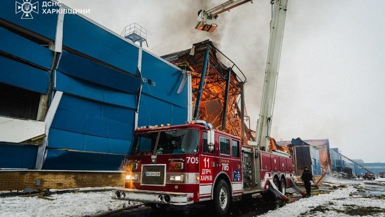 Bombeiros trabalham no local de uma empresa privada atingida por um ataque de m&iacute;sseis russos durante a noite, em meio ao ataque da R&uacute;ssia &agrave; Ucr&acirc;nia, em Kharkiv, Ucr&acirc;nia, em 30 de janeiro de 2026. Press service of the State Emergency Service of Ukraine in Kharkiv region/Handout via REUTERS 