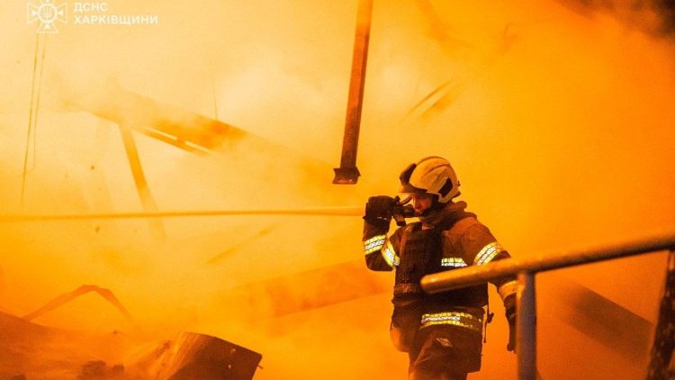 Um bombeiro trabalha no local de uma empresa privada atingida por um ataque de m&iacute;sseis russos durante a noite, em meio ao ataque da R&uacute;ssia &agrave; Ucr&acirc;nia, em Kharkiv, Ucr&acirc;nia, 30 de janeiro de 2026. Servi&ccedil;o de imprensa do Servi&ccedil;o Estatal de Emerg&ecirc;ncia da Ucr&acirc;nia na regi&atilde;o de Kharkiv/Divulga&ccedil;&atilde;o via REUTERS