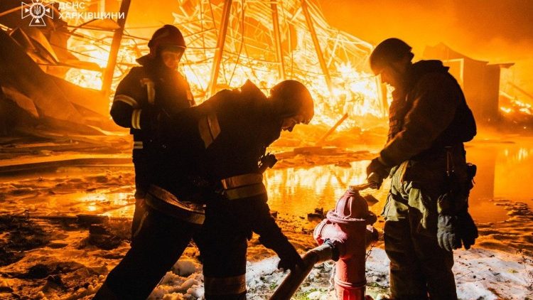 Bombeiros trabalham no local de uma empresa privada atingida por um ataque de m&iacute;sseis russos durante a noite, em meio ao ataque da R&uacute;ssia &agrave; Ucr&acirc;nia, em Kharkiv, Ucr&acirc;nia, 30 de janeiro de 2026.. Press service of the State Emergency Service of Ukraine in Kharkiv region/Handout via REUTERS 