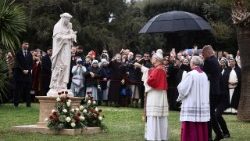 लीमा की संत रोस की प्रतिमा का उद्घाटन करते हुए संत पापा लियो 14वें