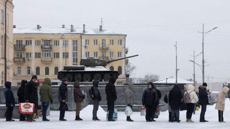 Le persone in fila per il bus a Kharkiv, dove si registrano temperature di venti gradi sotto zero