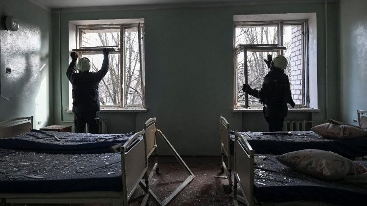 Equipes de resgate trabalham em uma maternidade atingida por um ataque de drone russo, em meio ao ataque da R&uacute;ssia &agrave; Ucr&acirc;nia, em Zaporizhzhia, Ucr&acirc;nia, em 1&ordm; de fevereiro de 2026. REUTERS/Stringer