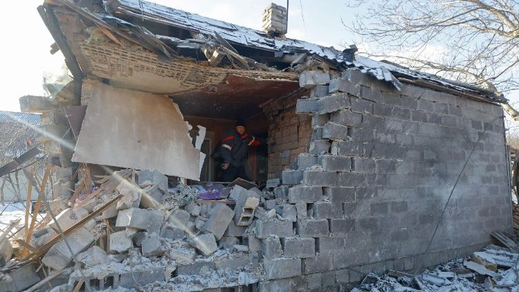 Konstantin (sem sobrenome) inspeciona sua casa, destru&iacute;da durante o que as autoridades russas chamaram de recente ataque de drone ucraniano, no contexto do conflito entre R&uacute;ssia e Ucr&acirc;nia, no assentamento de Sartana, na regi&atilde;o de Donetsk, &aacute;rea da Ucr&acirc;nia controlada pela R&uacute;ssia, em 1&ordm; de fevereiro de 2026. REUTERS/Alexander Ermochenko