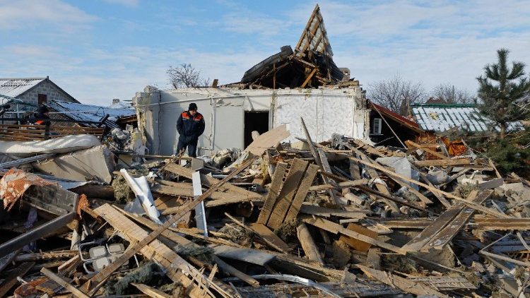 Membros do Minist&eacute;rio de Situa&ccedil;&otilde;es de Emerg&ecirc;ncia da R&uacute;ssia trabalham nos escombros de uma casa destru&iacute;da durante o que as autoridades russas chamaram de recente ataque de drone ucraniano, no contexto do conflito entre R&uacute;ssia e Ucr&acirc;nia, no assentamento de Sartana, na regi&atilde;o de Donetsk, &aacute;rea da Ucr&acirc;nia controlada pela R&uacute;ssia, em 1&ordm; de fevereiro de 2026. REUTERS/Alexander Ermochenko