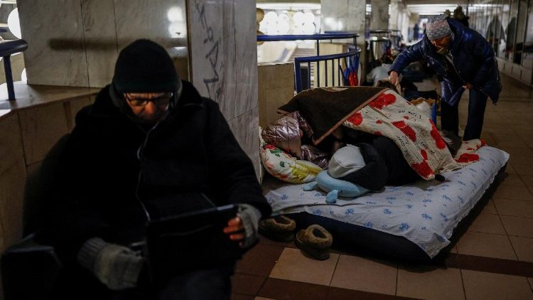 Moradores se abrigam dentro de uma esta&ccedil;&atilde;o de metr&ocirc; durante um ataque noturno russo com m&iacute;sseis e drones, com temperaturas caindo abaixo de -20&deg;C (cerca de -4 graus Fahrenheit), em meio ao ataque da R&uacute;ssia &agrave; Ucr&acirc;nia, em Kiev, Ucr&acirc;nia, em 3 de fevereiro de 2026. REUTERS/Alina Smutko