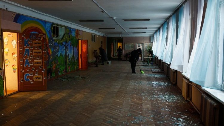Professores limpam os destro&ccedil;os dentro de um pr&eacute;dio escolar danificado por um ataque de drone russo a um pr&eacute;dio de apartamentos pr&oacute;ximo &agrave; escola, em meio ao ataque da R&uacute;ssia &agrave; Ucr&acirc;nia, em Kiev, Ucr&acirc;nia, em 3 de fevereiro de 2026. REUTERS/Valentyn Ogirenko