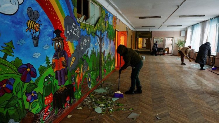 Professores limpam os destro&ccedil;os dentro de uma escola danificada por um ataque de drone russo a um pr&eacute;dio de apartamentos pr&oacute;ximo, em meio ao ataque da R&uacute;ssia &agrave; Ucr&acirc;nia, em Kiev, Ucr&acirc;nia, em 3 de fevereiro de 2026. REUTERS/Valentyn Ogirenko