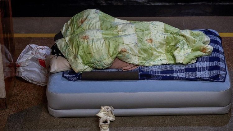 Moradores dormem abrigados em uma esta&ccedil;&atilde;o de metr&ocirc; durante um ataque noturno russo com m&iacute;sseis e drones, com temperaturas caindo abaixo de -20&deg;C (cerca de -4 graus Fahrenheit), em meio ao ataque da R&uacute;ssia &agrave; Ucr&acirc;nia, em Kiev, Ucr&acirc;nia, 3 de fevereiro de 2026. REUTERS/Alina Smutko