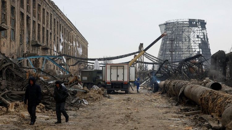 Funcion&aacute;rios caminham em um complexo da Usina Termel&eacute;trica de Darnytsia, que foi severamente danificada por recentes ataques de m&iacute;sseis e drones russos, em meio ao ataque da R&uacute;ssia &agrave; Ucr&acirc;nia, em Kiev, Ucr&acirc;nia, em 4 de fevereiro de 2026. REUTERS/Valentyn Ogirenko
