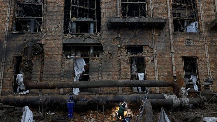Oper&aacute;rios reparam um cano em um complexo da Usina Termel&eacute;trica de Darnytsia, que foi severamente danificada por recentes ataques de m&iacute;sseis e drones russos, em meio ao ataque da R&uacute;ssia &agrave; Ucr&acirc;nia, em Kiev, Ucr&acirc;nia, em 4 de fevereiro de 2026. REUTERS/Valentyn Ogirenko