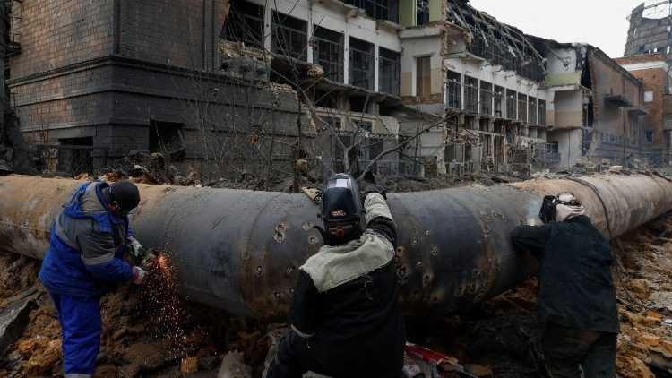 Oper&aacute;rios reparam um cano em um complexo da Usina Termel&eacute;trica de Darnytsia, que foi severamente danificada por recentes ataques de m&iacute;sseis e drones russos, em meio ao ataque da R&uacute;ssia &agrave; Ucr&acirc;nia, em Kiev, Ucr&acirc;nia, em 4 de fevereiro de 2026. REUTERS/Valentyn Ogirenko