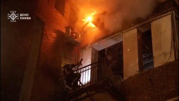 Um bombeiro trabalha em um pr&eacute;dio danificado em um ataque de drone russo durante a noite, em meio ao ataque da R&uacute;ssia &agrave; Ucr&acirc;nia, em um local identificado como Kiev, Ucr&acirc;nia, em 5 de fevereiro de 2026, nesta captura de tela de um v&iacute;deo divulgado. State Emergency Service Of Ukraine In Kyiv Region/Handout via REUTERS 