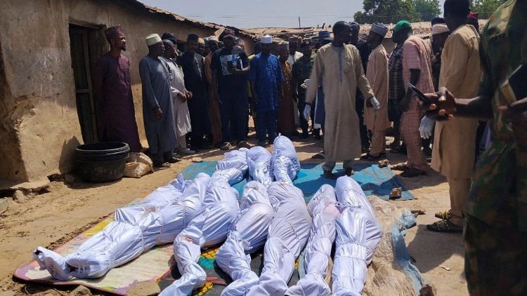 Avlidna kroppar efter dödliga attacker i Nigera 