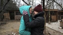 As lágrimas de voluntárias em um complexo de um abrigo de animais atingido por um ataque de drone russo durante a noite em Zaporizhzhia, Ucrânia, em 6 de fevereiro de 2026. REUTERS/Stringer