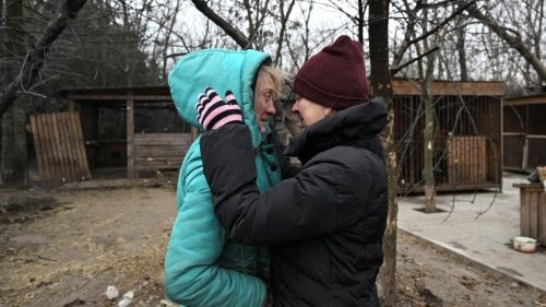 As lágrimas de voluntárias em um complexo de um abrigo de animais atingido por um ataque de drone russo durante a noite em Zaporizhzhia, Ucrânia, em 6 de fevereiro de 2026. REUTERS/Stringer