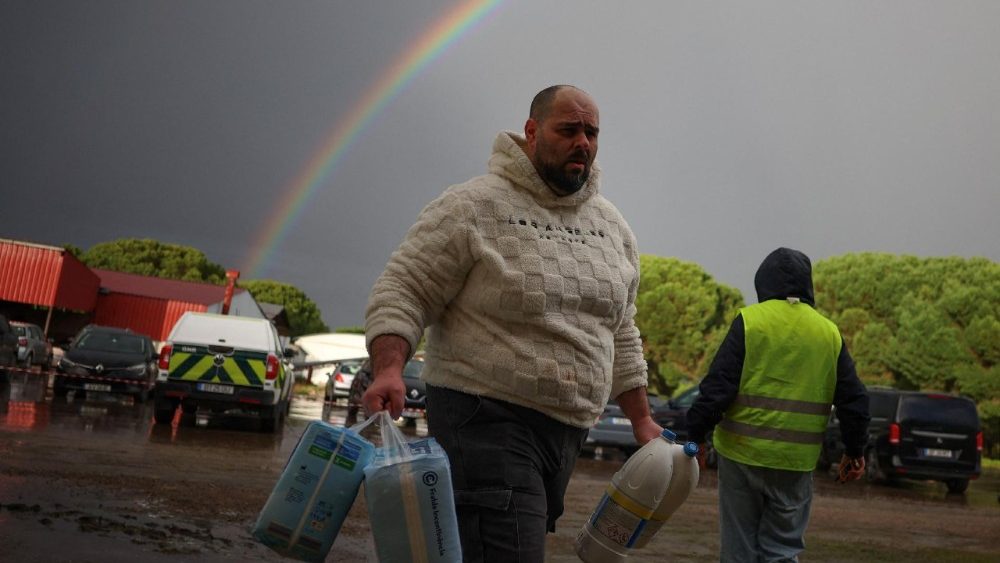 Voluntário traz doações para os afetados pela tempestade Leonardo, que passou por Alcácer do Sal, Portugal, 6 de fevereiro de 2026. REUTERS/Pedro Nunes