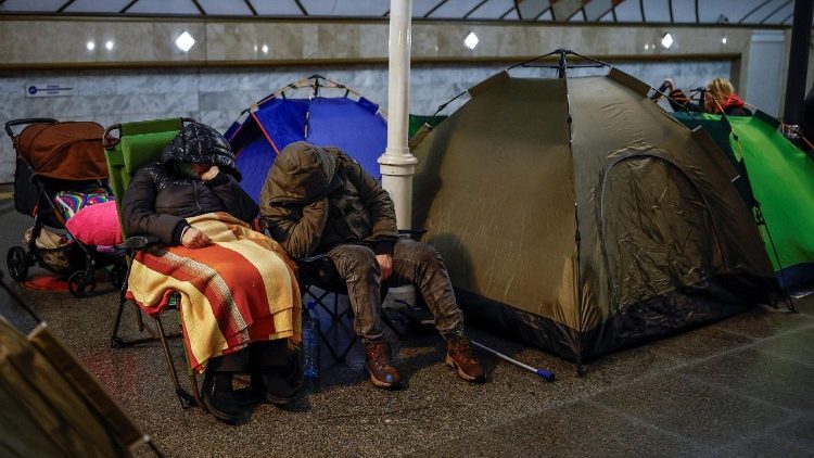 Pessoas dormem enquanto se abrigam dentro de uma esta&ccedil;&atilde;o de metr&ocirc; durante um ataque noturno russo com m&iacute;sseis e drones, em meio &agrave; ofensiva da R&uacute;ssia contra a Ucr&acirc;nia, em Kiev, Ucr&acirc;nia, em 7 de fevereiro de 2026. REUTERS/Alina Smutko