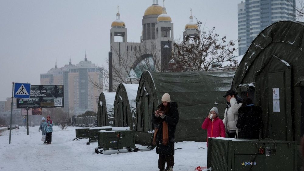 Durante black out, residentes ficam próximos a tendas de apoio montadas pelo governo ucraniano em Kiev. REUTERS/Anatolii