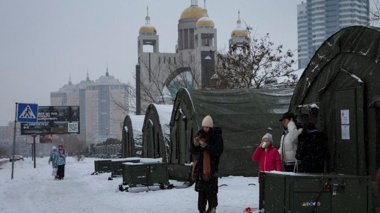Moradores se re&uacute;nem perto de tendas em um ponto de ajuda humanit&aacute;ria administrado pelo governo, onde as pessoas podem se aquecer, carregar seus dispositivos, tomar bebidas quentes e receber apoio psicol&oacute;gico, durante um apag&atilde;o ap&oacute;s infraestruturas civis cr&iacute;ticas terem sido atingidas por recentes ataques de m&iacute;sseis e drones russos, em meio ao ataque da R&uacute;ssia &agrave; Ucr&acirc;nia, em Kiev, Ucr&acirc;nia, em 7 de fevereiro de 2026. REUTERS/Anatolii Stepanov