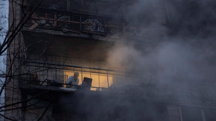 Um morador limpa seu apartamento em um pr&eacute;dio atingido por um ataque a&eacute;reo russo, em meio ao ataque da R&uacute;ssia &agrave; Ucr&acirc;nia, em Kramatorsk, regi&atilde;o de Donetsk, Ucr&acirc;nia, 8 de fevereiro de 2026. Iryna Rybakova/Servi&ccedil;o de Imprensa da 93&ordf; Brigada Mecanizada Separada Kholodnyi Yar das For&ccedil;as Armadas da Ucr&acirc;nia/Divulga&ccedil;&atilde;o via REUTERS