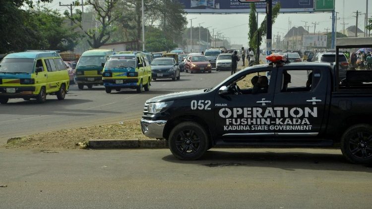 Una pattuglia delle forze di polizia schierata contro le violenze nel nord