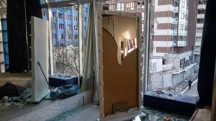 Interior de um pr&eacute;dio atingido por um ataque de drone russo, em meio ao ataque da R&uacute;ssia &agrave; Ucr&acirc;nia, em Odessa, Ucr&acirc;nia, 9 de fevereiro de 2026. REUTERS/Nina Liashonok